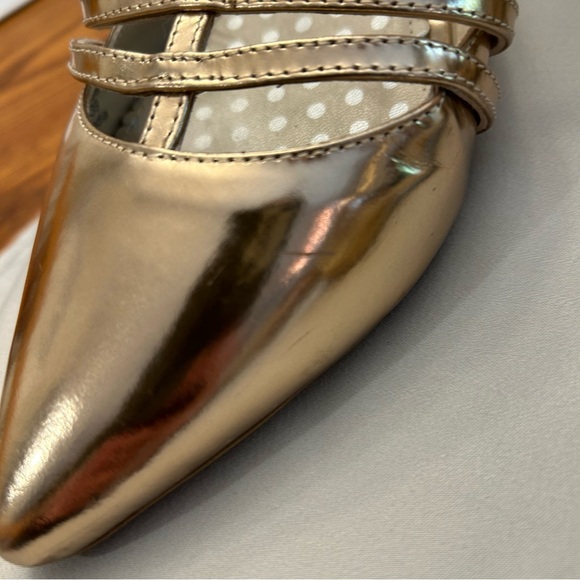 Boden Gold Flat Size 39/8 1/2 - Picture 4 of 11